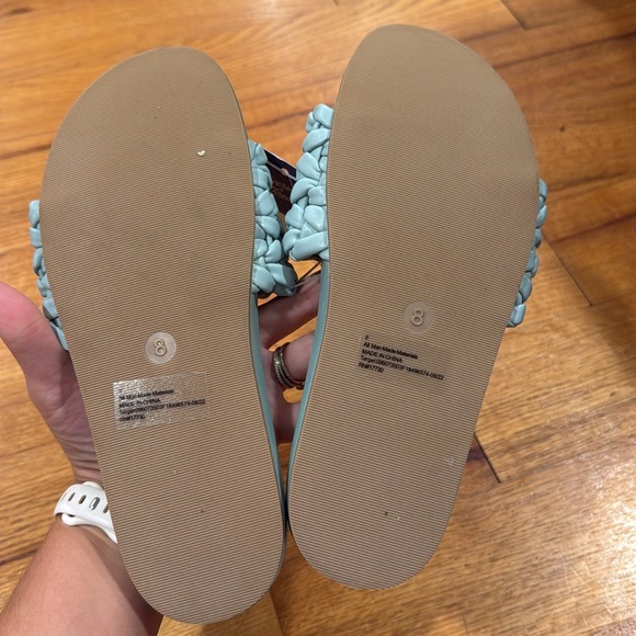 Universal Threads - Picture 3 of 3